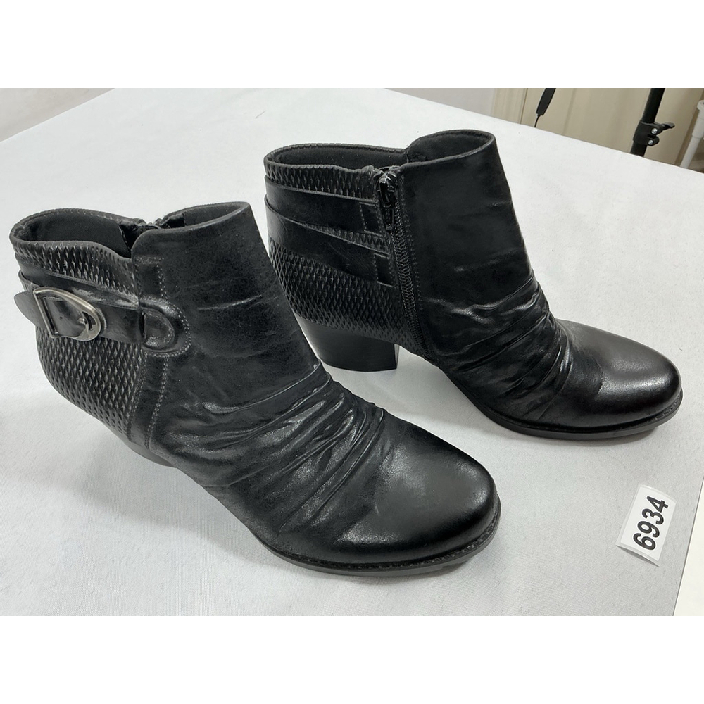 Womans Excellent Condition Bare Traps Reinella Scrunched Ankle Boots 7.5 M Black
